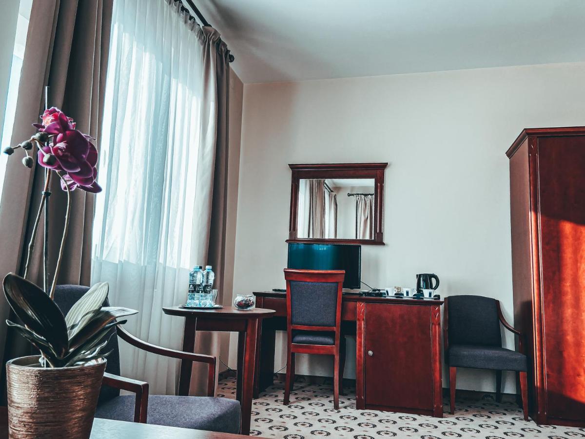 Astoria Bed & Breakfast Swarzędz Buitenkant foto