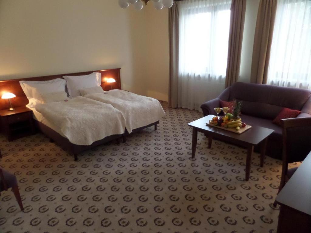 Astoria Bed & Breakfast Swarzędz Buitenkant foto