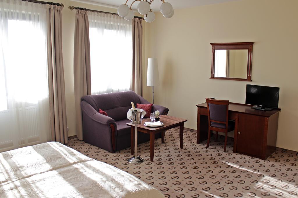 Astoria Bed & Breakfast Swarzędz Buitenkant foto